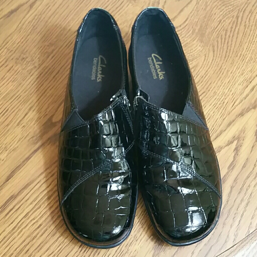 👠Clarks in black, snake print, shiny & NEW